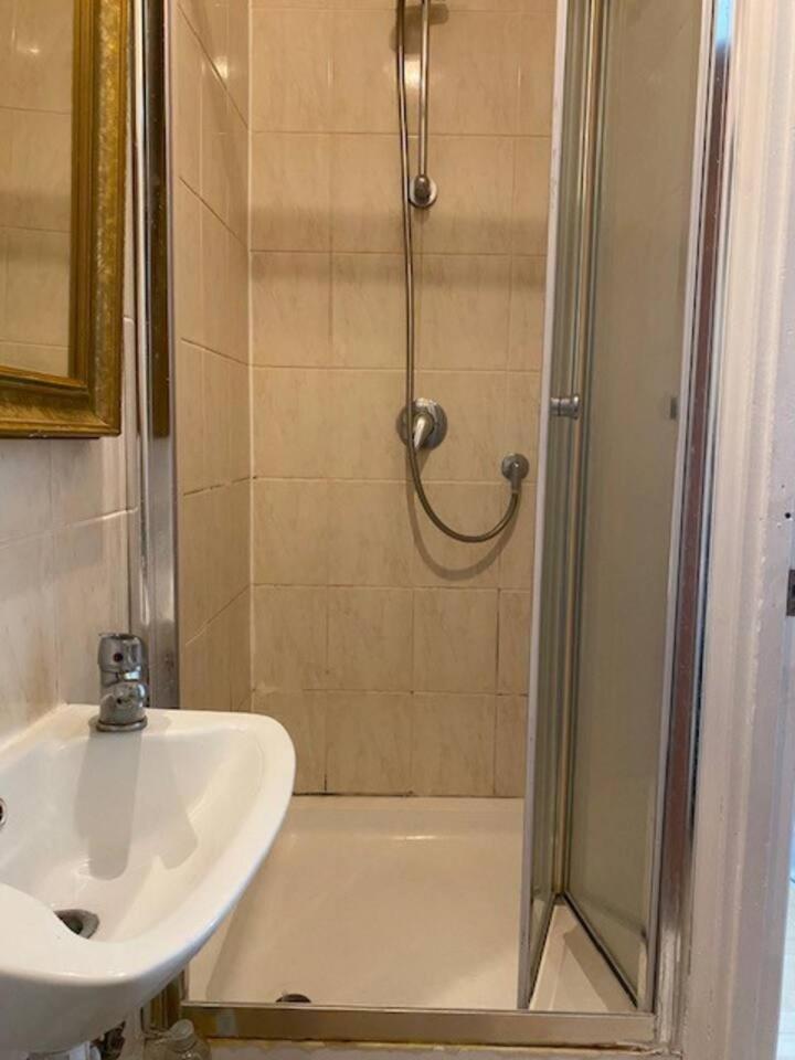 Spacious 4 Beds - Private Bathrooms In Canary Wharf Pensión Londres